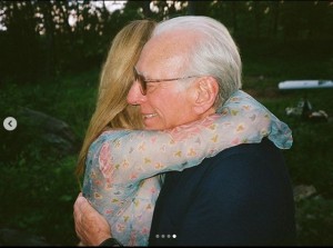 父親ネルソンさんと感動のハグを交わすニコラ・ペルツ（画像は『nicola　2020年7月28日付Instagram「brooklyn you’re my world」』のスクリーンショット）