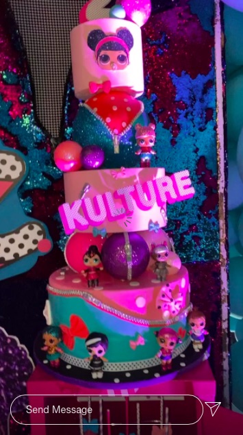 「L.O.L. Surprise!」のゴージャスなバースデーケーキ（画像は『Cardi B　2020年7月10日付Instagram』のスクリーンショット）