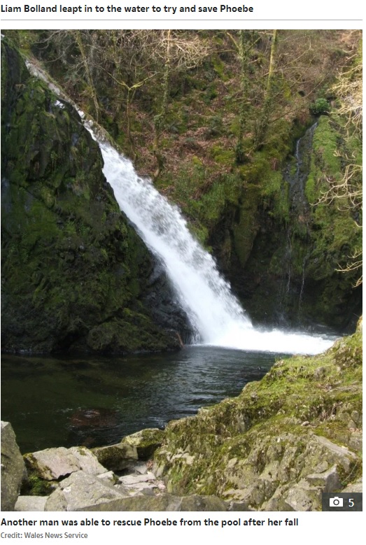 フィービーちゃんが転落した滝（画像は『The Sun　2020年7月29日付「‘I WAS SCARED’ Brave girl, 6, tells of moment she slipped and plunged 100ft down waterfall in front of screaming mum」（Credit: Wales News Service）』のスクリーンショット）