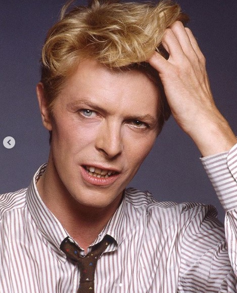 「自分が何を見て何を感じているのかを考えているだけだ」とデヴィッド・ボウイ（画像は『David Bowie　2019年10月6日付Instagram「David Bowie photographed by ＠greggormanphoto in 1982.」』のスクリーンショット）