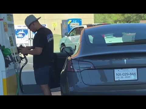 テスラにガソリン補給しようとする男性（画像は『TechnologyExpo　2020年7月17日公開 YouTube「He Tried to Put Gas In His Tesla Model 3」』のサムネイル）