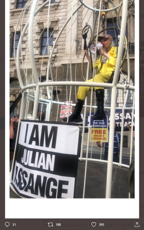 「私は今も警告する」と呼びかけたヴィヴィアン・ウエストウッド（画像は『Vivienne Westwood　2020年7月21日付Twitter「“I am Julian Assange, I am the canary in the cage.” - Vivienne Westwood」』のスクリーンショット）