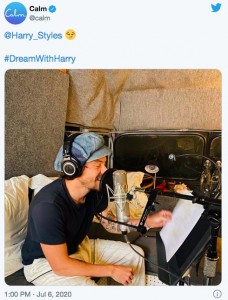 「眠ってなんかいられない！」ハリーの朗読に悶絶するファンが続出（画像は『Calm　2020年7月6日付Twitter「＠Harry_Styles」』のスクリーンショット）