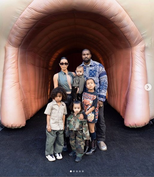 「子供達とカニエの健康、プライバシーを守るために公にしなかった」とキム・カーダシアン（画像は『Kim Kardashian West　2019年2月12日付Instagram「StormiWorld」』のスクリーンショット）