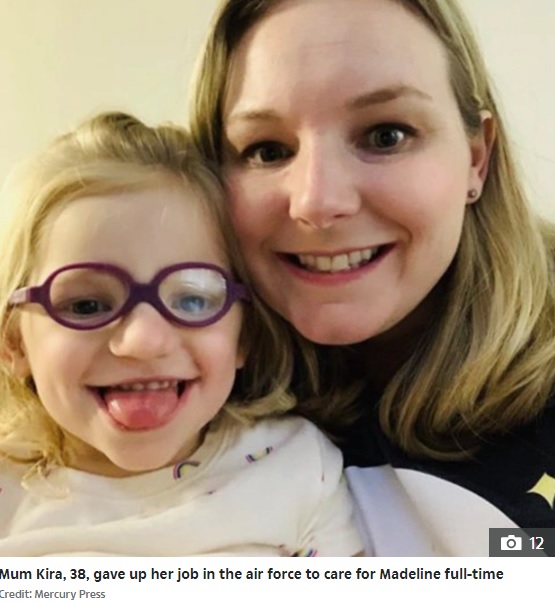 仕事を辞めた母キーラさんとマデリンちゃん（画像は『The Sun　2020年7月1日付「GRIN AND BEAR IT Our little girl can’t stop smiling despite living in agony with incurable rare disease」（Credit: Mercury Press）』のスクリーンショット）