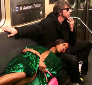 地下鉄車内でのナオミ・キャンベルとピエールパオロ・ピッチョーリ氏（画像は『Pierpaolo Piccioli　2020年5月22日付Instagram「Naomi. Happy birthday Naomi.」』のスクリーンショット）