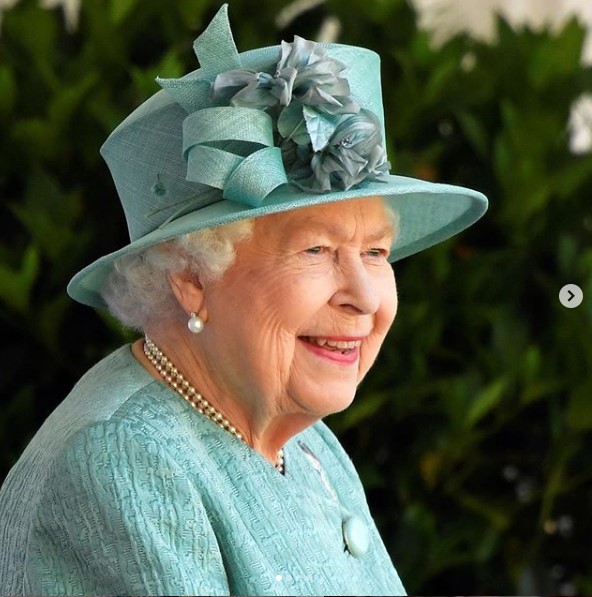 ジンのカクテルがお気に入りのエリザベス女王（画像は『The Royal Family　2020年6月13日付Instagram「Did you watch Her Majesty’s Official Birthday ceremony at Windsor Castle this morning？」』のスクリーンショット）