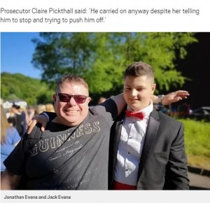 父親ジョナサンさんと息子のジャック（画像は『Metro　2020年6月29日付「Rapist, 18, jailed after mum and dad marched him to police to confess」』のスクリーンショット）