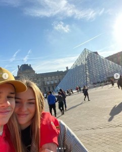 2019年12月にパリを訪れたロメオとミア（画像は『ROMEO　2019年12月20日付Instagram「Amazing time in Paris ＠mimimoocher」』のスクリーンショット）