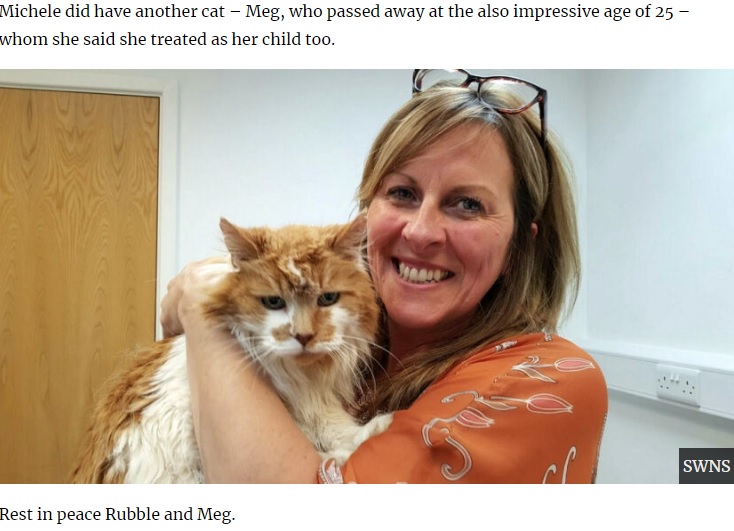 飼い主のミッシェルさんと生前のラッブル（画像は『UNILAD　2020年7月3日付「‘World’s Oldest Cat’ Rubble, Who’d Be 150 In Human Years, Dies Aged 31」（SWNS）』のスクリーンショット）
