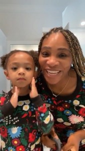 パジャマもママとお揃い！（画像は『Serena Williams　2020年5月21日付Instagram「My Mornings」』のスクリーンショット）