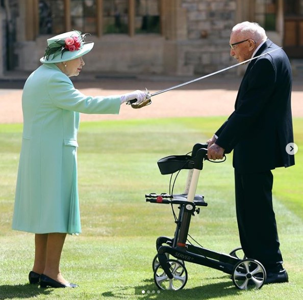 エリザベス女王から勲章授与の儀式を受けるトム・ムーアさん（画像は『The Royal Family　2020年7月17日付Instagram「Arise, Captain Sir Thomas Moore!‬」』のスクリーンショット）