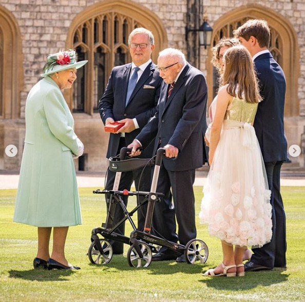 家族に囲まれたトムさんと談話するエリザベス女王（画像は『The Royal Family　2020年7月17日付Instagram「Arise, Captain Sir Thomas Moore!‬」』のスクリーンショット）