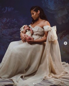娘を抱くカシーさんの美しい親子ショット（画像は『Kasi J. Bennett　2020年7月7日付Instagram』のスクリーンショット）