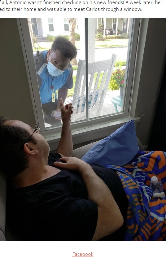 窓越しにがん患者の男性と話をする配達員（画像は『InspireMore.com　2020年7月23日付「Cancer Patient Gets Sweetest Delivery From Caring Amazon Driver.」（Facebook）』のスクリーンショット）