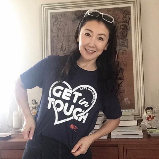 “Get in touch”のTシャツを着た東ちづる（画像は『東ちづる Chizuru Azuma　2020年7月7日付Instagram「誰も排除しない「まぜこぜの社会」をめざす、一般社団法人Get in touchは、立ち上がりの時から、BEAMS さんにサポート頂いています。」』のスクリーンショット）
