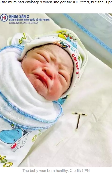 3200グラムで元気に誕生した男児（画像は『LADbible　2020年7月6日付「Picture Of Newborn Baby Holding Mum’s Failed Coil Goes Viral」（Credit: CEN）』のスクリーンショット）
