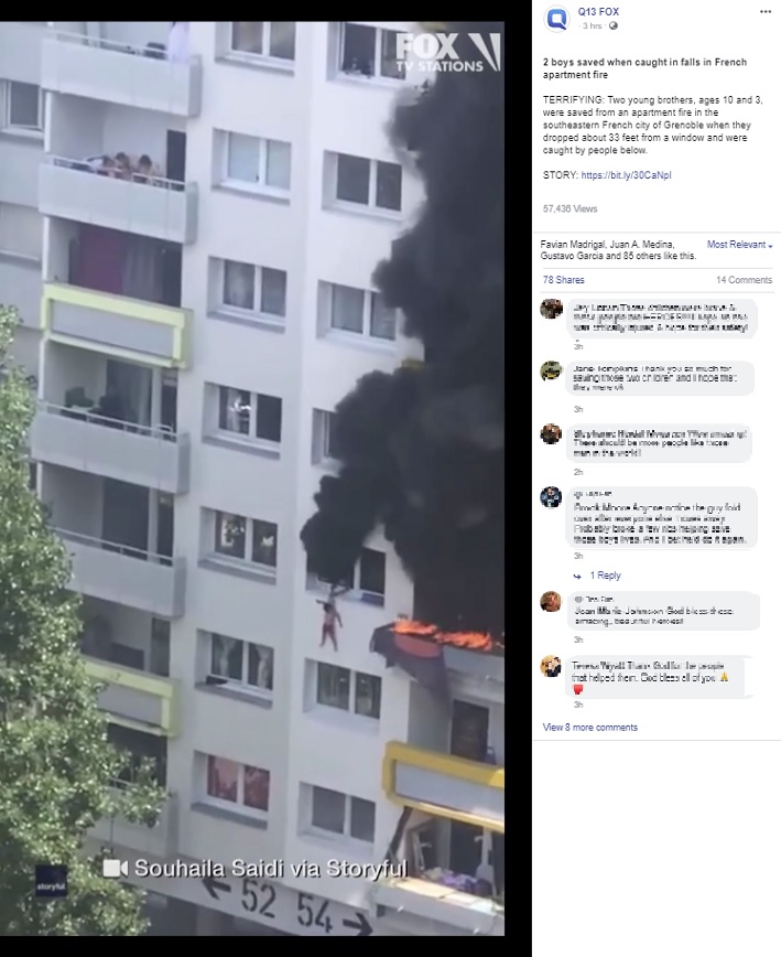 高さ10メートルの窓からぶら下がる子供（画像は『Q13 FOX　2020年7月22日付Facebook「2 boys saved when caught in falls in French apartment fire」』のスクリーンショット）