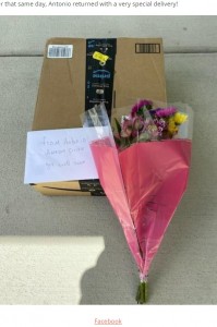 アントニオさんが届けた花束とカード（画像は『InspireMore.com　2020年7月23日付「Cancer Patient Gets Sweetest Delivery From Caring Amazon Driver.」（Facebook）』のスクリーンショット）