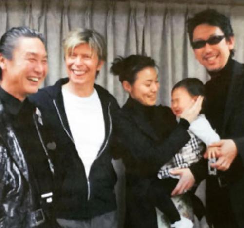 デヴィッド・ボウイさんの楽屋で談笑する山本寛斎さんと布袋寅泰ら（画像は『HOTEI Official　2020年7月27日付Instagram「山本寛斎さんが旅立たれた。」』のスクリーンショット）
