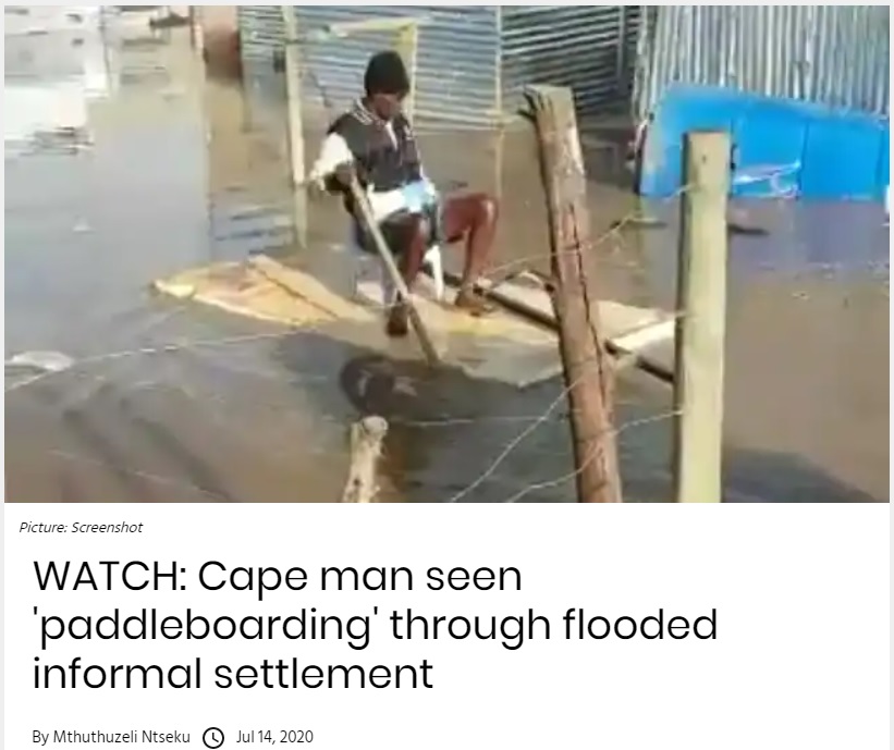 洪水に慣れている様子の住民（画像は『IOL　2020年7月14日付「WATCH: Cape man seen ‘paddleboarding’ through flooded informal settlement」』のスクリーンショット）
