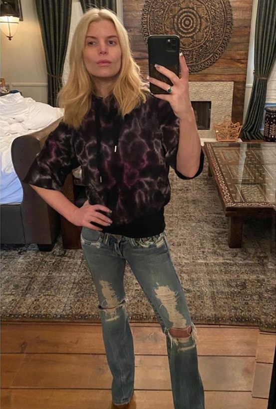 14年前のジーンズも余裕ではきこなすジェシカ・シンプソン（画像は『Jessica Simpson　2020年7月9日付Instagram「I have kept these throwback True Religion jeans in my closet for 14 yrs （I’m not exaggerating!）.」 』のスクリーンショット）