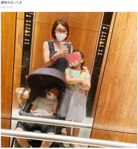 投票に行った加護亜依と子どもたち（画像は『加護亜依　2020年7月5日付オフィシャルブログ「選挙の日って♪」』のスクリーンショット）