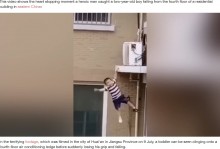 アパート5階から回転しながら落ちた2歳児、隣人がキャッチして助かる（中国）＜動画あり＞