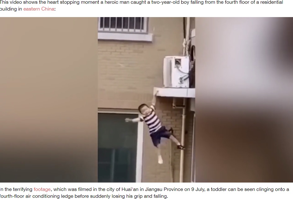 今にも落ちそうな2歳男児（画像は『LADbible　2020年7月16日付「Toddler Caught By Hero After Falling Five Storeys When He Climbed Out Of Window」（Credit: Newsflare）』のスクリーンショット）