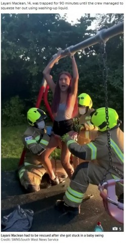 【海外発！Breaking News】子供用ブランコに乗りTikTokを撮影した少女　お尻がはまって抜け出せず　消防士に救助される（英）