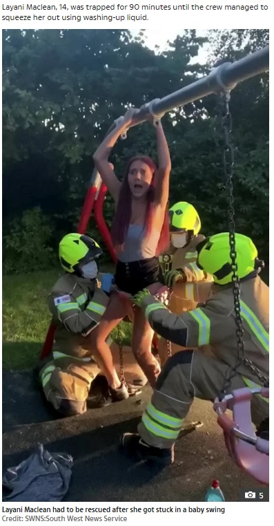 消防隊に囲まれて救出される14歳少女（画像は『The Sun　2020年7月15日付「SWING D’OH! Teenager rescued by firefighters after she got stuck in a baby swing while filming a TikTok video」（Credit: SWNS:South West News Service）』のスクリーンショット）