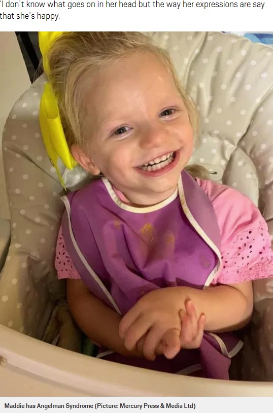 アンジェルマン症候群を患う3歳女児（画像は『Metro　2020年7月5日付「Three-year-old girl lives with rare condition which means she can’t stop smiling」（Picture: Mercury Press ＆ Media Ltd）』のスクリーンショット）