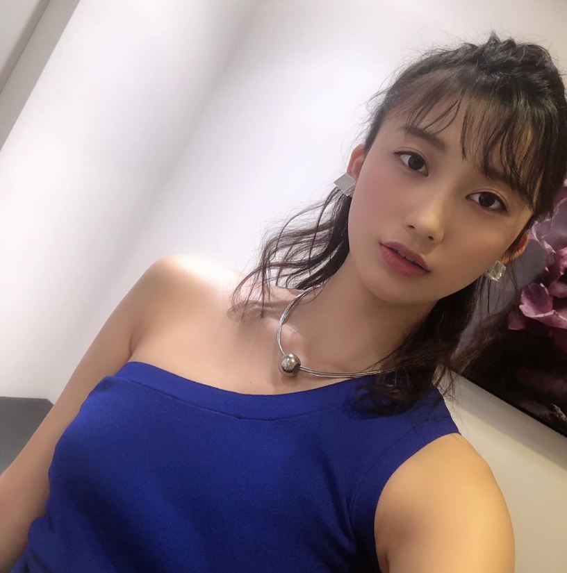 生放送で番組降板を直訴した小倉優香（画像は『小倉優香　2019年5月25日付Instagram「UOMOのイベントでした」』のスクリーンショット）