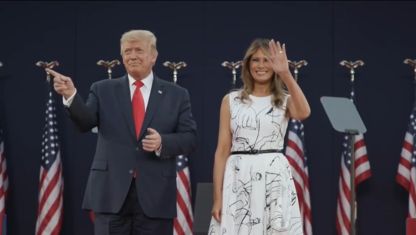 独立記念日式典に出席したトランプ大統領夫妻（画像は『President Donald J. Trump　2020年7月4日付Instagram「MOUNT RUSHMORE」』のスクリーンショット）