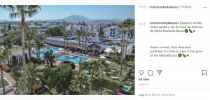 バルコニーからの眺めが美しい高級ホテル（画像は『HotelMeliamarbellabanus　2020年3月6日付Instagram「Espacios verdes, cielos azules y sol. Es hora de disfrutar de Meliá Marbella Banús」』のスクリーンショット）