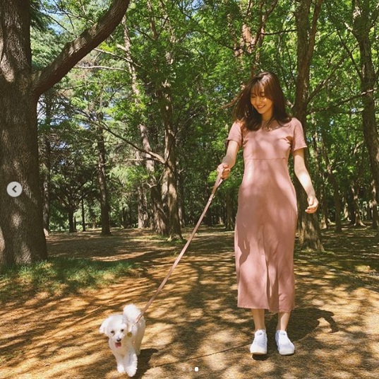 愛犬と散歩する静まなみ（画像は『静 まなみ　2020年5月31日付Instagram「お久しぶりになりました。」』のスクリーンショット）