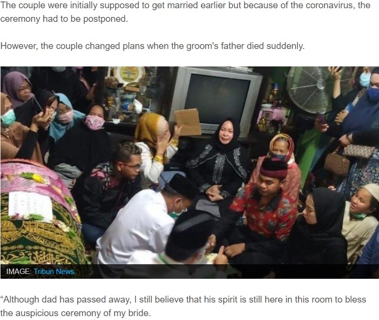 イスラム教の裁判官に手を握られ結婚式を行う夫婦、そばには新郎の父の遺体が（画像は『Mashable SEA　2020年7月16日付「Indonesian couple marries next to the lifeless body of groom’s father. Wait, what?」（IMAGE：Tribun News）』のスクリーンショット）