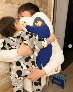 息子とあいみょん抱き枕を抱きしめる山内健司（画像は『山内健司　2020年4月2日付Instagram「あいみょん抱き枕がお気に入り」』のスクリーンショット）