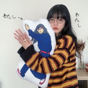 自身の抱き枕と2ショットのあいみょん（画像は『aimyon　2020年1月10日付Instagram「わたし」』のスクリーンショット）