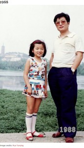 9歳の頃の華華さん、允慶さんは34歳頃（画像は『Bored Panda　2020年8月20日付「This Dad And Daughter Have Been Taking Yearly Pics At The Same Spot For 40 Years, And The Pics Show How Time Flies」（Image credits: Hua Yunqing）』のスクリーンショット）