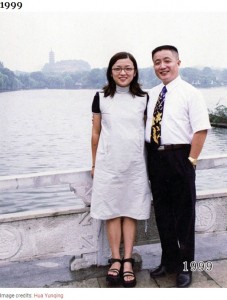 20歳頃の華華さんと45歳頃の允慶さん（画像は『Bored Panda　2020年8月20日付「This Dad And Daughter Have Been Taking Yearly Pics At The Same Spot For 40 Years, And The Pics Show How Time Flies」（Image credits: Hua Yunqing）』のスクリーンショット）
