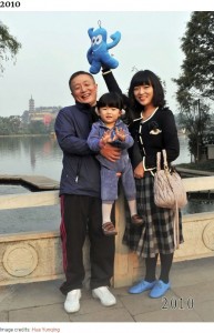 上海国際博覧会の公式マスコットを手にする華華さん（画像は『Bored Panda　2020年8月20日付「This Dad And Daughter Have Been Taking Yearly Pics At The Same Spot For 40 Years, And The Pics Show How Time Flies」（Image credits: Hua Yunqing）』のスクリーンショット）