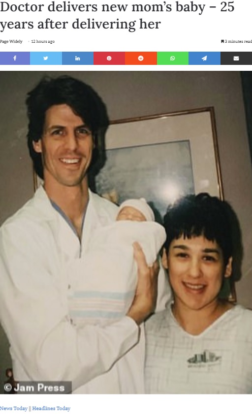 25年前、自分を取り上げた産婦人科医に抱っこされる女性と母親（画像は『Today News Post　2020年8月4日付「Doctor delivers new mom’s baby – 25 years after delivering her」』のスクリーンショット）