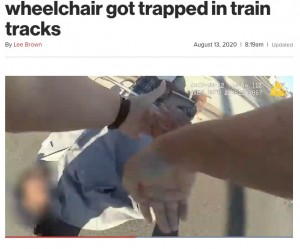 電動車いすの男性を間一髪で救助（画像は『New York Post　2020年8月13日付「California cop saves man whose wheelchair got trapped in train tracks」（Lodi Police Department）』のスクリーンショット））