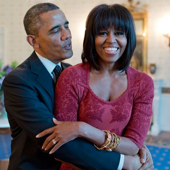 おしどり夫婦で知られるバラク・オバマ前大統領とミシェル夫人（画像は『Barack Obama　2020年5月11日付Instagram「Even if you can’t give the moms in your life a hug today, I hope you can give them an extra thank you today.」』のスクリーンショット）