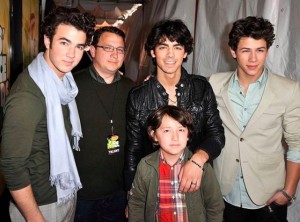 以前はウェービーな黒髪がチャームポイントだったジョー（右から2番目）画像は『Jonas Brothers　2020年6月21日付Instagram「Happy Father’s Day ＠papakjonas!!」』のスクリーンショット）