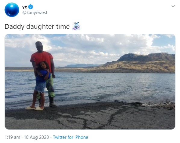 ノースちゃんとカニエの仲睦まじい親子ショット（画像は『ye　2020年8月18日付Twitter「Daddy daughter time」』のスクリーンショット）