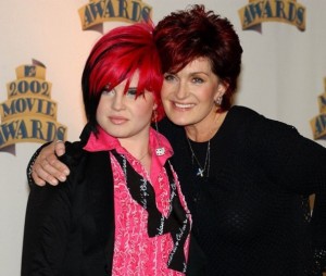 ぽっちゃりしていた頃のケリー、母親シャロンと（画像は『Sharon Osbourne　2017年2月24日付Instagram「With ＠KellyOsbourne at the 2002 ＠MTV Movie Awards」』のスクリーンショット）