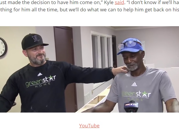 ロバートさんを雇用したカイルさん（画像は『InspireMore.com　2020年8月10日付「Homeless Handyman Lands Job After Holding Sign For Hrs In Kentucky Heat.」（YouTube）』のスクリーンショット）