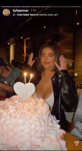 誕生日会でろうそくを吹き消すカイリー（画像は『Kylie　2020年8月6日付Instagram』のスクリーンショット）